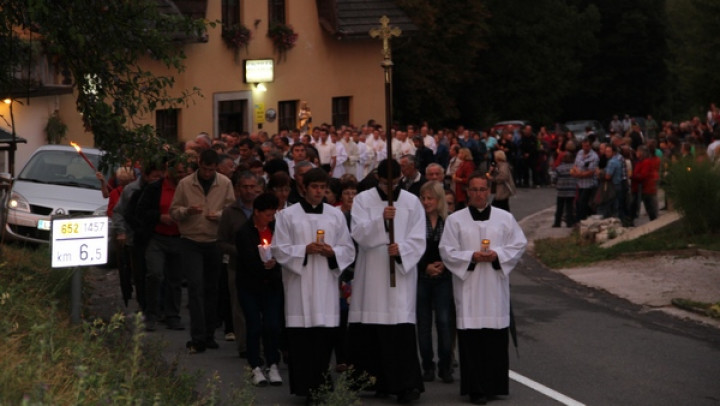 Procesija z Marijinim kipom