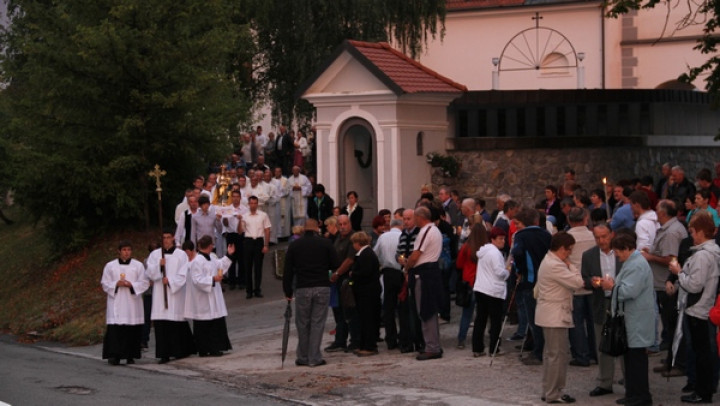 Procesija z Marijinim kipom