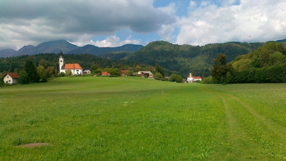 Cekrvi na Trati (levo) in v Adergasu (desno)