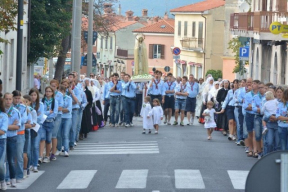 Pri procesiji na Opčinah sodelujejo skavti