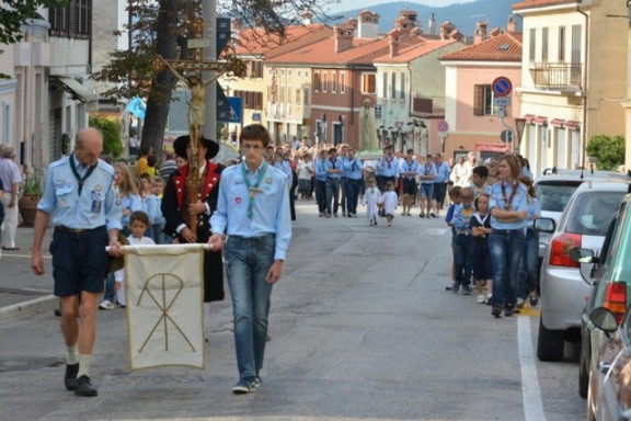 Procesija poteka po glavni ulici na Opčinah