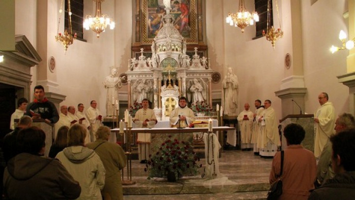 Duhovniki ob oltarju