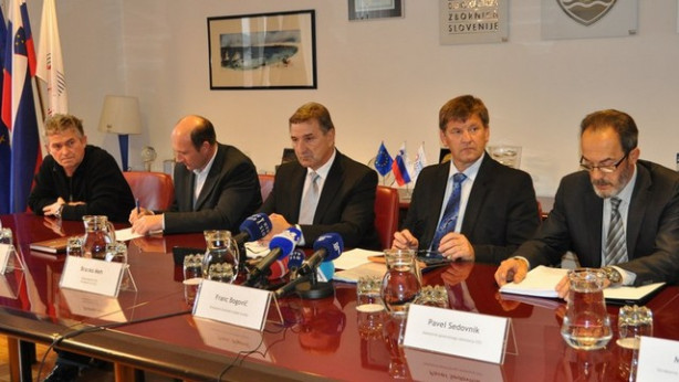 Pobudniki Peticije proti davku na nepremičnine
