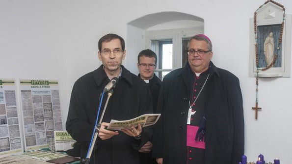 Škof Peter Štumpf in Lojze Kozar mlajši na odprtju razstave ob 100-letnici Novin