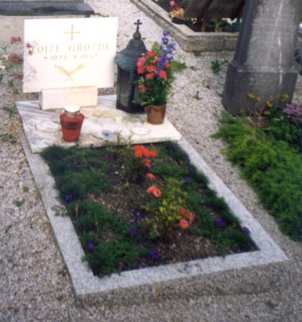 Grob Lojzeta Grozdeta na  pokopaliscu v Šentrupertu na Dolenjskem