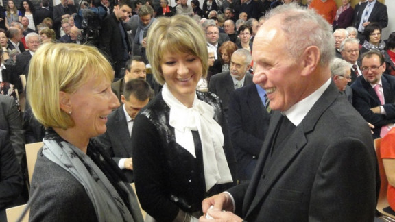 Generalna konzulka Dragica Urtelj, ministrica Tina Komel in Tischlerjev nagrajenec Stanko Trap