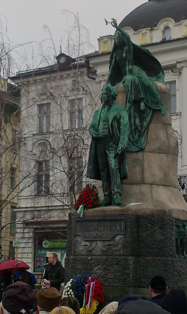 Pred Prešernovim spomenikom vsako leto recitirajo njegove poezije in položijo venec.