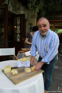 Joško Sirk ob rezanju dobrot