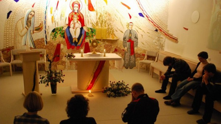 Mladi pri zbrani molitvi v gimnazijski kapeli
