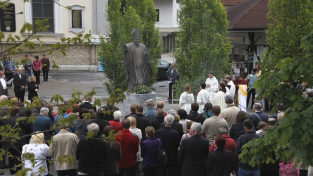 Blagoslov podstavka kipa sv. Janeza Pavla II. na Brezjah