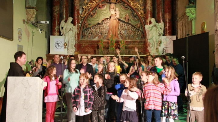 Vsi nastopajoči skupaj pod Marijinim plaščem