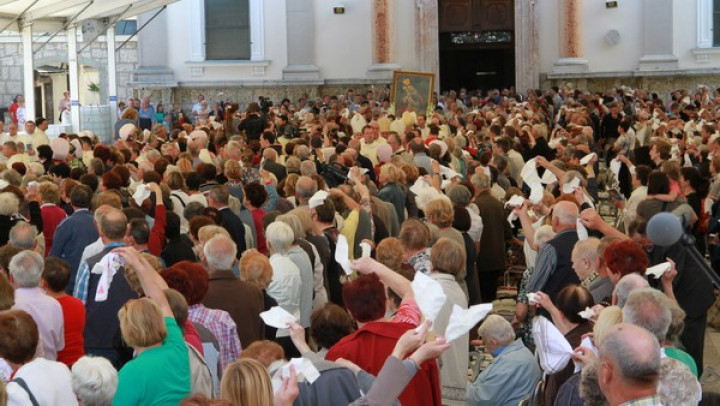 Procesija z originalno podobo brezjanske Marije Pomagaj na trgu pred baziliko