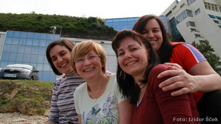 Dr. Valentina Turk, dr. Mateja Grego in dr. Vesna Flander Putrle v družbi z Matejo F. Novljan