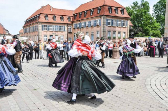 Folklorna skupina je zaplesala natrgu pred cerkvijo