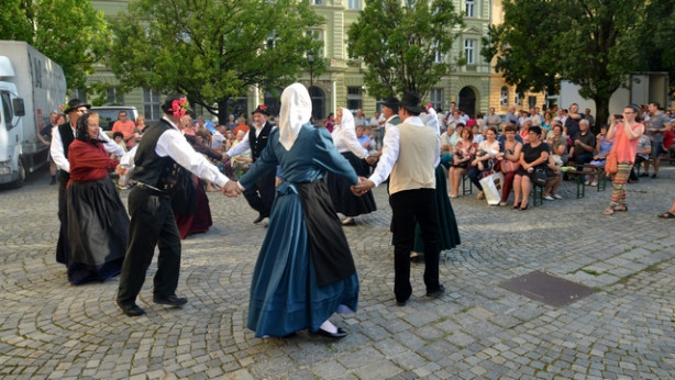 Kulturni program na trgu pred cerkvijo