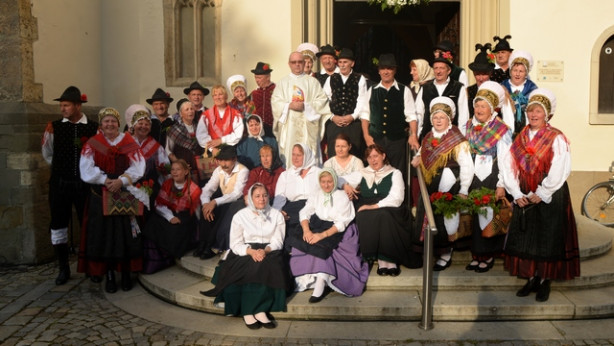 Tudi msgr. Trstenjak je pred leti plesal pri folklorni skupini.