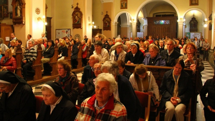 Polno svetišče ob roženvenski pobožnosti