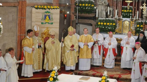 Škofje soposvečevalci skupaj z ostalimi škofi