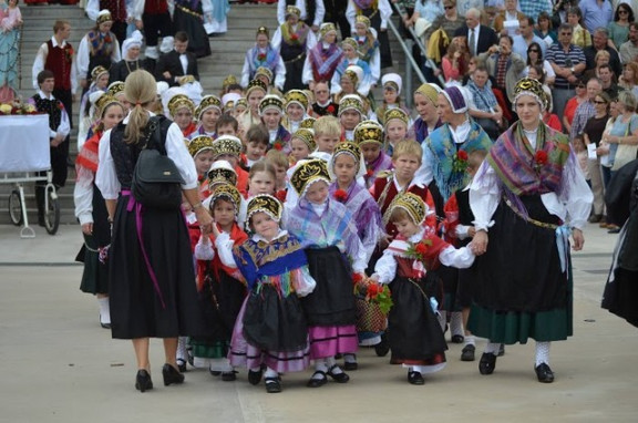 Procesija in otroci v narodnih nošah