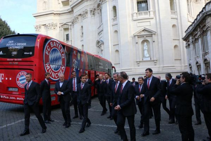 Nogometaši ob prihodu na avdienco