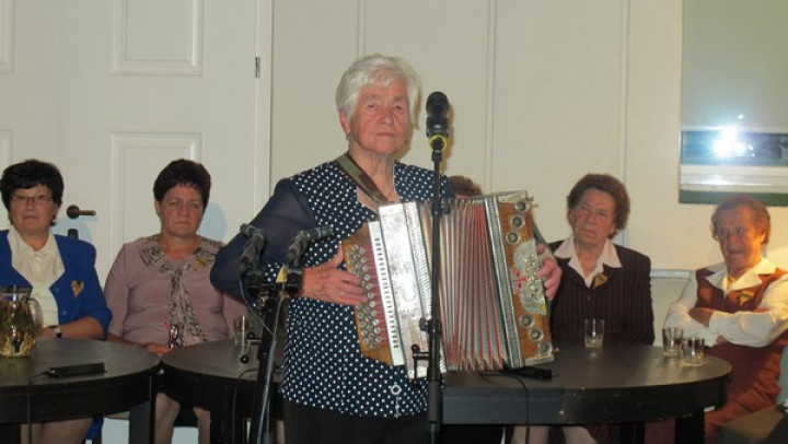 Harmonikarka Elizabeta Božank iz Dobje vasi pri Ravnah na Koroškem
