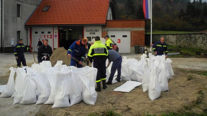 Polnjenje protipoplavnih vreč