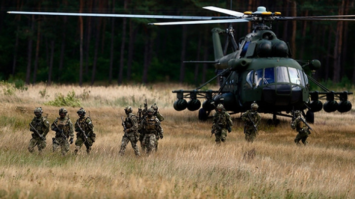 Pripadniki zveze Nato, vojska, vojaki, misija