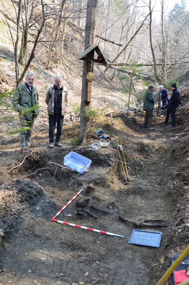 Draško Josipovič in Alojz Hudnik ob fragmentih treh skeletov