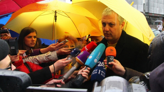 Tiskovna konferenca pred DZ Metka Zevnik in Aleš Primc