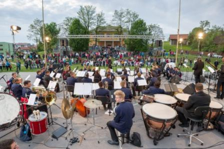 Osrednje prizorišče Dneva ljubezni v Logatcu, 23. maj 2013; foto: Andrej Korenč