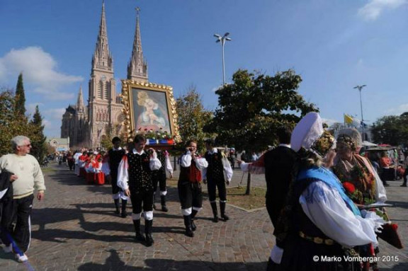 Pri procesiji s podobo Marije Pomagaj