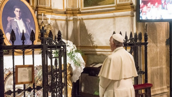 Papež Frančišek pred oltarjem bl. Petra Gregorja Frassatija