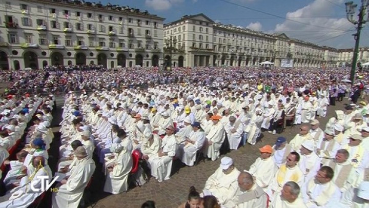 Svete maše papeža Frančišeka se je v Torinu udeležilo več tisoč vernikov