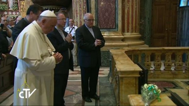 Papež moli pred grobom don Boska