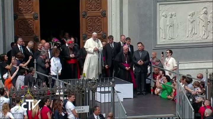 Pozdrav papeža pred baziliko