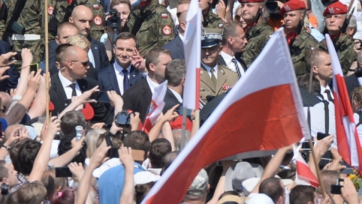 Andrzej Duda s soprogo med državljani