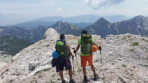 Maja in Miloš s svojima nahrbtnikoma občudujeta lepote gora