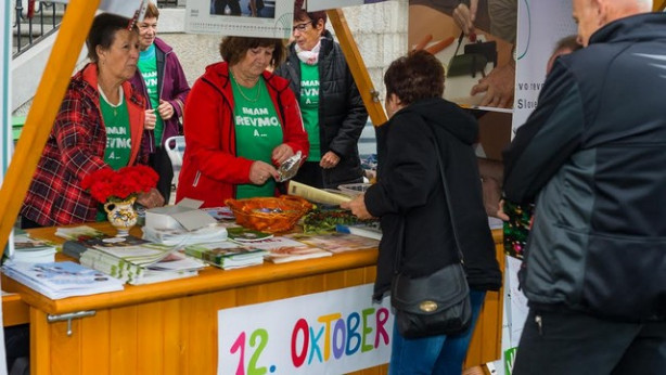 Stojnice z informacijami o revmatični boleznih.