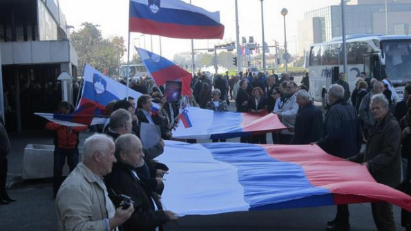 V Zagreb so prišli tudi Slovenci in ob tem razgrnili našo zastavo.