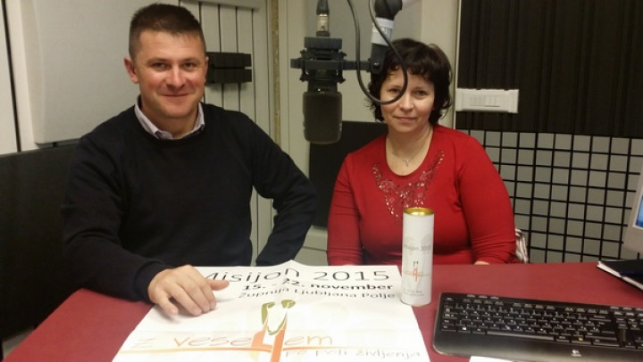 župnik župnije Ljubljana Polje Janez Bernot in članica pripravljenega odbora misijona Mojca Parkelj