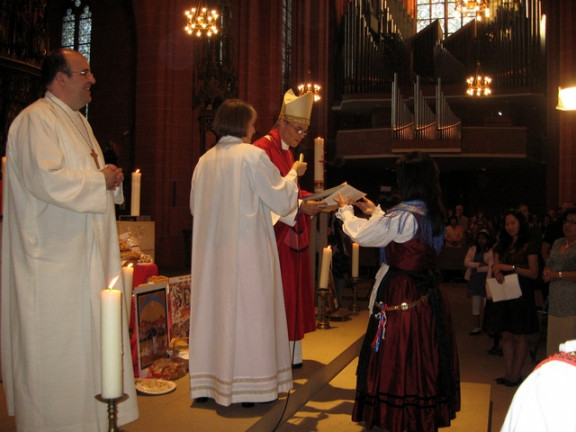 Helena Žmavc škofu izroča poglavje Lukovega evangelija v slovenščini