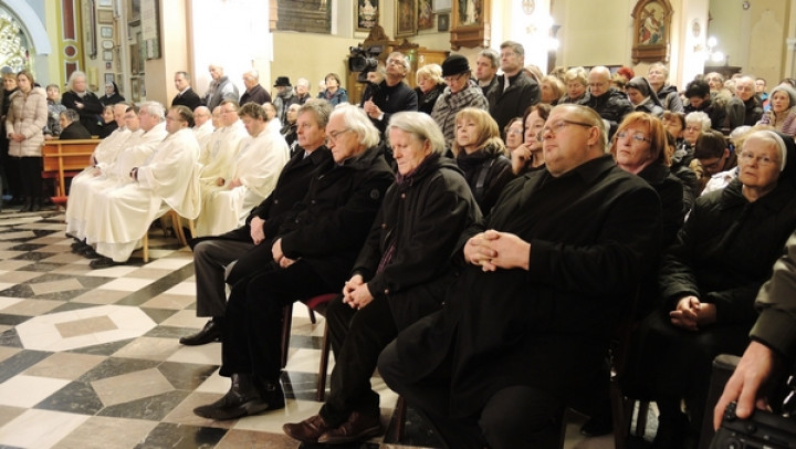 Več kot 800 ljudi se je zbralo na Brezjah