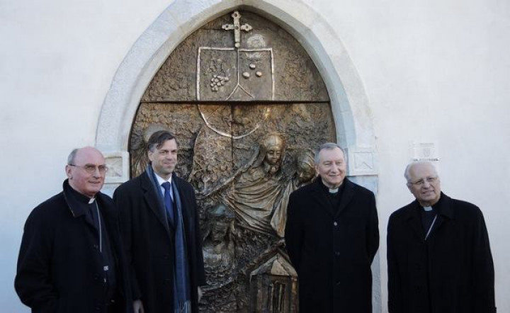 Kardinal Parolin z županom Marcedonijem in novomeškim škofom Glavanom pred svetoletnimi vrati
