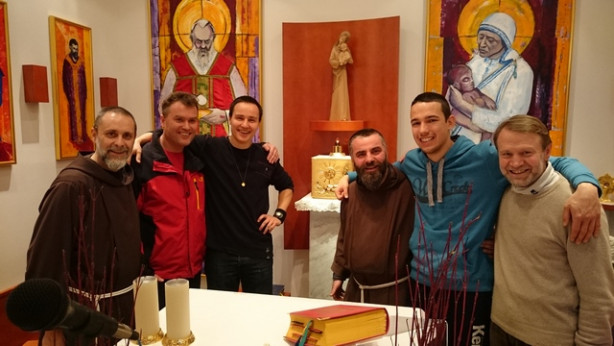 Magister kapucinov v Italiji fra Angelo Giovanni Cropelli, brat Vlado Kolenko, postulant Ambrož Brezovšek, pomočnik magistra fra Fabrizio, postulant Jožef Mezeg in brat Stane Bešter