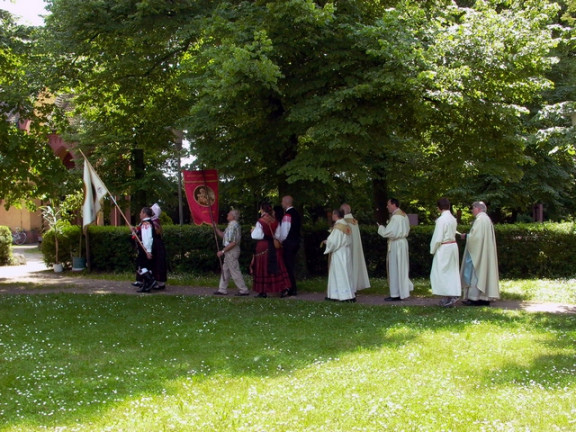 Skozi zeleno katedralo smo šli v procesiji v staro romarsko cerkev v Maria Einsiedel