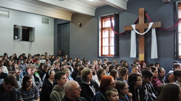 Zbrani mladi v Novem mestu na 2. škofisjkem srečanju ob 10. obletnici škofije.