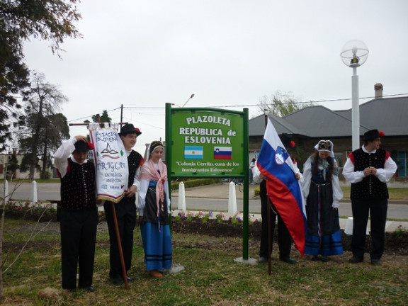 Zastave in narodne noše ob poimenovanju trga Republika Slovenia v Colonia Cerrito, Entre Rios.