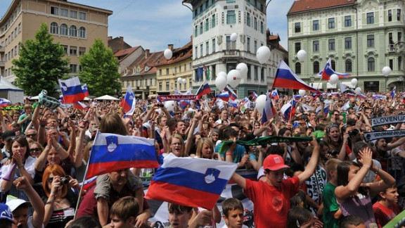 Sprejem nogometašev na Prešernovem trgu