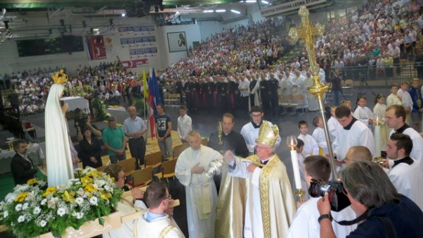 Sprejem kipa Fatimske Marije v dvorani Leona Štuklja.