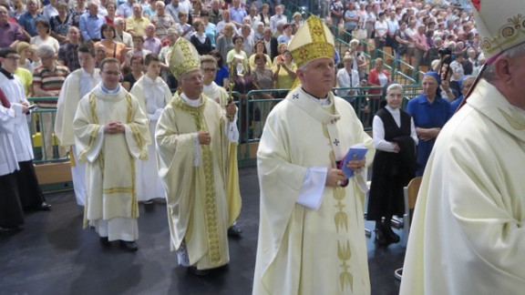 Procesija navzočih (nad) škofov in duhovnikov ob novomeškem jubileju.